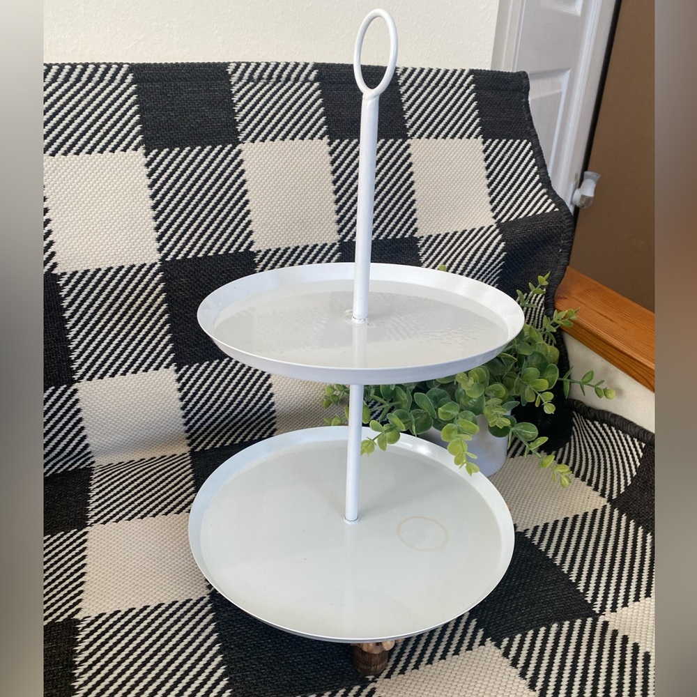 Metal tiered tray